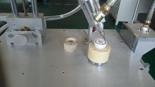 YC-GJ200四工位球泡燈點(diǎn)膠機(jī)(圖2)